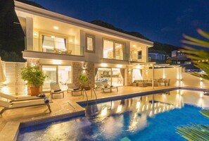 Outdoor pool, pool umbrellas, sun loungers - Villa Lemar (Kas)