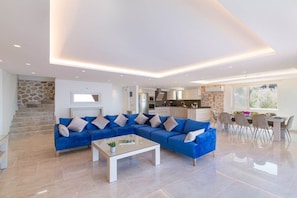 Villa, 4 Schlafzimmer, eigener Pool | Wohnbereich | Flachbildfernseher