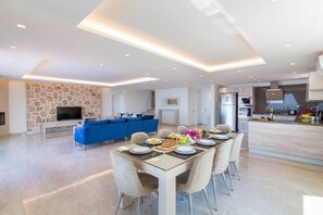 Villa, 4 Schlafzimmer, eigener Pool | Wohnbereich | Flachbildfernseher