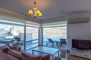 Villa, 4 Schlafzimmer, eigener Pool, Meerblick | Wohnbereich | Flachbildfernseher