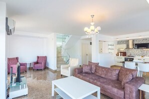 Villa, 4 Schlafzimmer, eigener Pool, Meerblick | Wohnzimmer | Flachbildfernseher