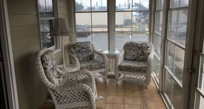 Ocean Bloquer Beach Cottage - 7 Delaware Ave - Downtown Rehoboth