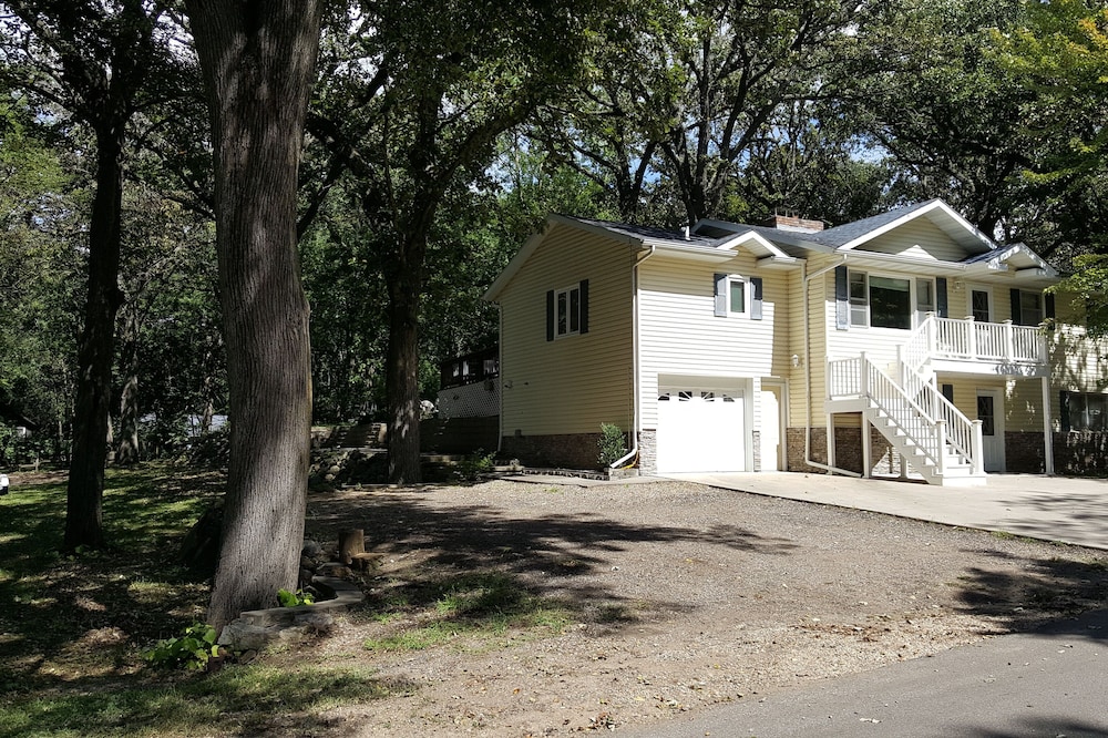Heart Of Arnold's Park Near West Lake. Family And Friends Sleeps 19