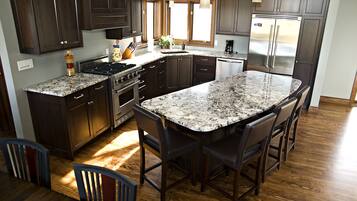 Geladeira, micro-ondas, fogão, cooktop