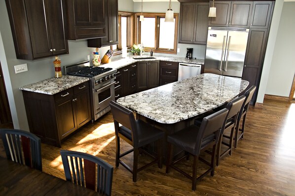 Fridge, microwave, oven, stovetop - 5 bedroom 3 level home that is great for groups of all kinds friends and family (Galena)