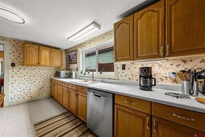 ثلاجة، ميكروويف، فرن، موقد طهي مسطح