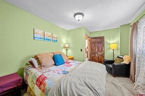 4 slaapkamers, een strijkplank/strijkijzer, gratis wifi, beddengoed