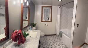 Duschwanne, Haartrockner, Handtücher, Toilettenpapier