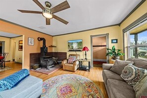 تلفزيون ذكي، مدفأة، كُتُب