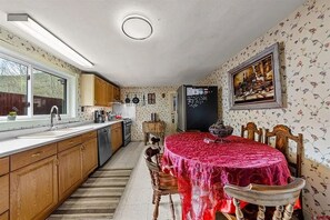 Een koelkast, een magnetron, een oven, een kookplaat