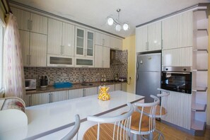 Villa, Non Smoking | Private kitchen