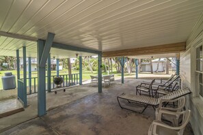 Terrace/patio - 4 bedrooms, Ocean Views, fireplace, entertainment room with large screen tv! (Edisto Beach)