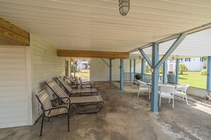 Outdoor dining - 4 bedrooms, Ocean Views, fireplace, entertainment room with large screen tv! (Edisto Beach)