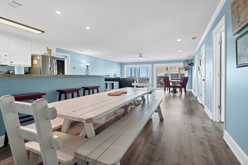 4 bedrooms, Ocean Views, fireplace, entertainment room with large screen tv!