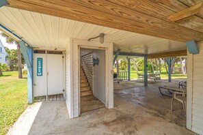 Terrace/patio - 4 bedrooms, Ocean Views, fireplace, entertainment room with large screen tv! (Edisto Beach)