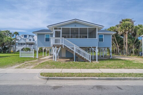 4 bedrooms, Ocean Views, fireplace, entertainment room with large screen tv!