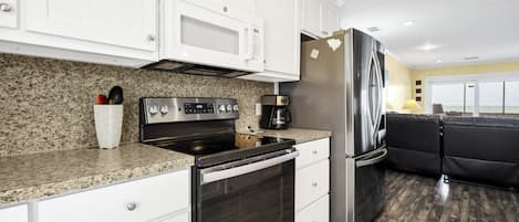 Geladeira, micro-ondas, fogão, cooktop