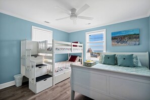 4 bedrooms, iron/ironing board, WiFi