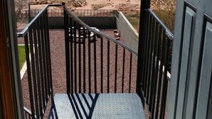 Una escalera conduce a un balcón con vistas a un paisaje cañonero.