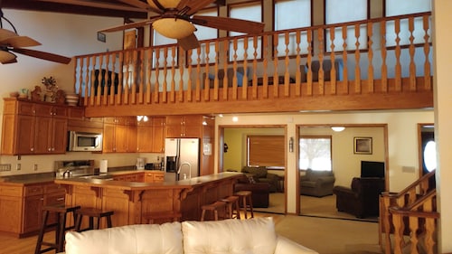 Huge Home With Panoramic Breathtaking Views/4 Master Suites/5200 SF/Sleeps 24