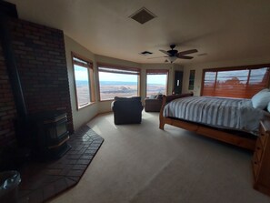 6 bedrooms, desk, iron/ironing board, travel cot