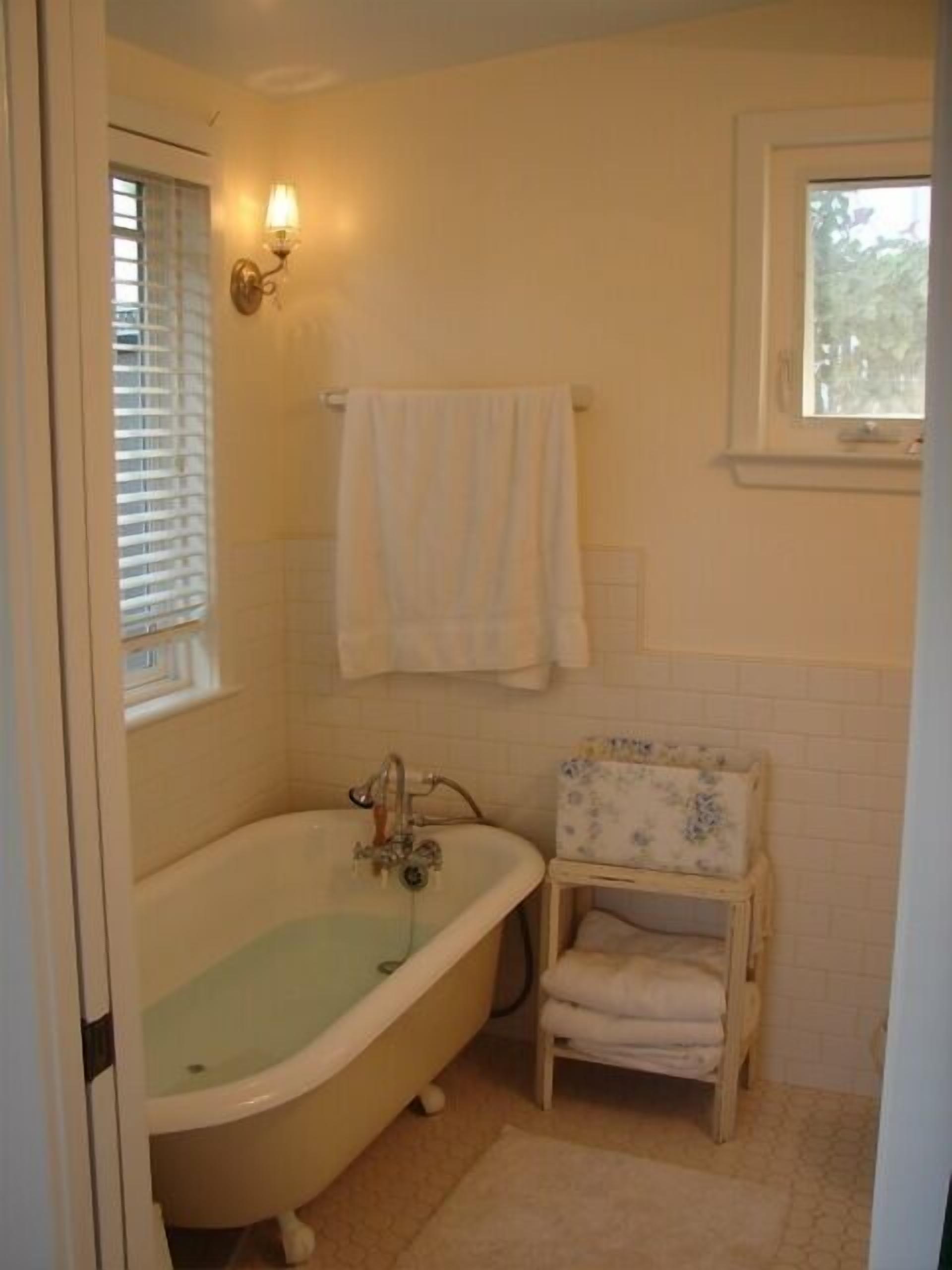 Exquisite Cottage, Private Gardens, Walk To Bay