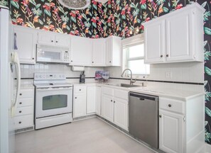 Ofen, Herdplatte, Wasserkocher mit Kaffee-/Teezubehör