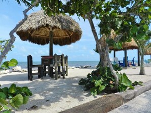 Playa en los alrededores, camastros y toallas de playa 