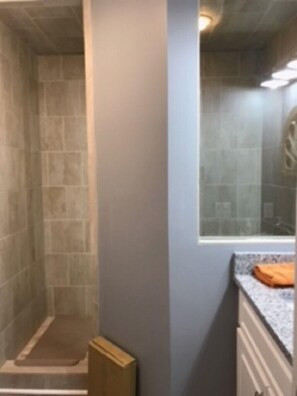 Regadera, secadora de cabello, toallas, papel de baño 