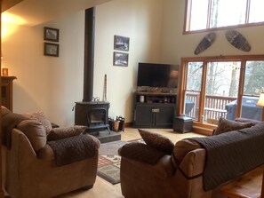 Smart-TV, Kamin, DVD-Player, Tischtennisplatte