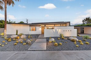A modern house with a paved driveway, a cactus garden, and a mountain view. - PS Chill: Meticulous Mid-Century Features Modern Comfort and Views! (Palm Springs)
