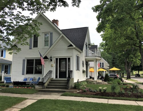 Steps To The Beach & 2 Blocks To Downtown Frankfort - Sleeps 6-8