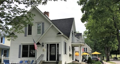 Steps To The Beach & 2 Blocks To Downtown Frankfort - Sleeps 6-8