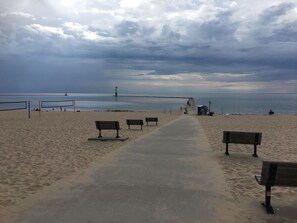 Playa en los alrededores y camastros 