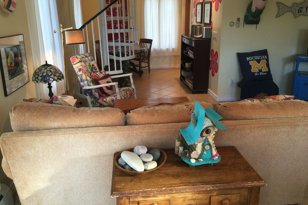 Steps To The Beach & 2 Blocks To Downtown Frankfort - Sleeps 6-8