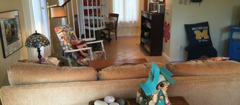 Steps To The Beach & 2 Blocks To Downtown Frankfort - Sleeps 6-8
