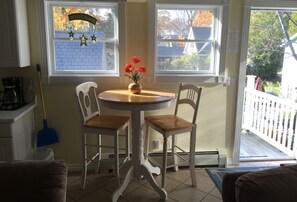 Dining - Steps To The Beach & 2 Blocks To Downtown Frankfort - Sleeps 6-8 (Frankfort)