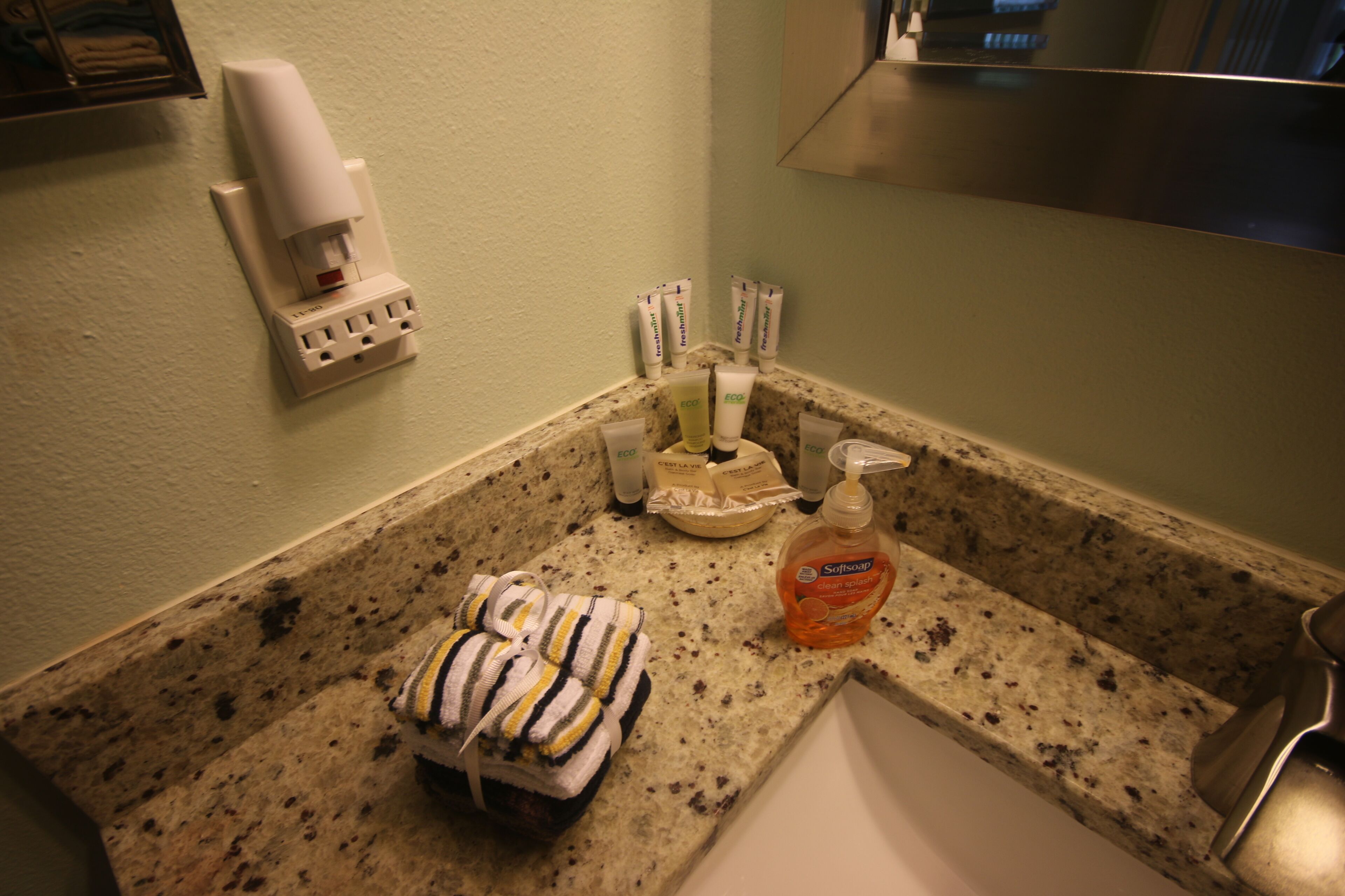 s!Tropical Getaway!! Autumn Season Special!!! Heated pool!!! BOOK NOW! Free WiFi