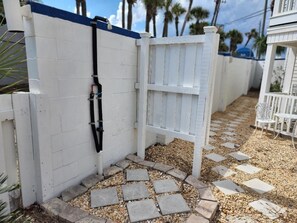 Property grounds - BEACH FRONT, P RIVATE UPPER COTTAGE, 2BD2BA, XL Deck, FREE Private Parking (Panama City Beach)