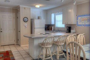 Fridge, microwave, oven, stovetop - BEACH FRONT, P RIVATE UPPER COTTAGE, 2BD2BA, XL Deck, FREE Private Parking (Panama City Beach)