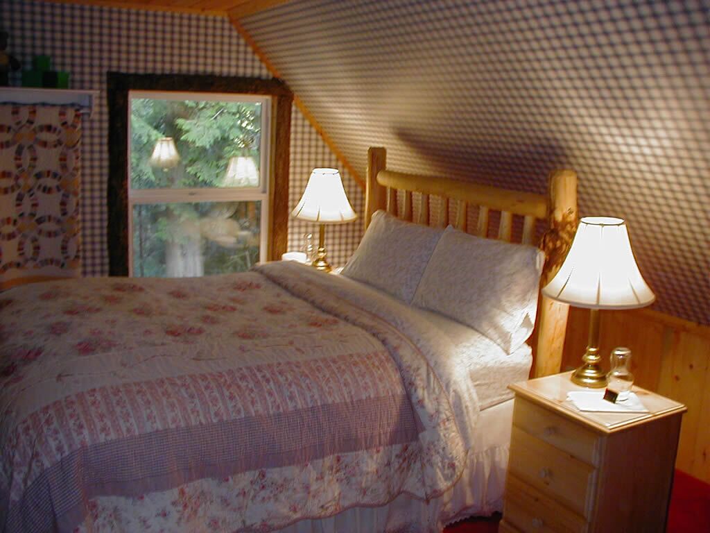 Log cabin, private, hottub, sauna, spa,  gardens, featured in national magazine.