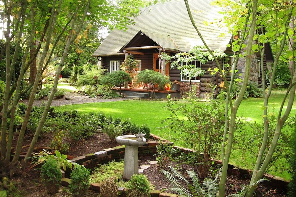 Log cabin, private, hottub, sauna, spa, gardens, featured in national magazine.