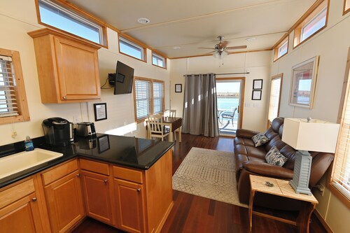 Rebel's Rest - A Romantic Getaway Houseboat w/ New Water Filtration System