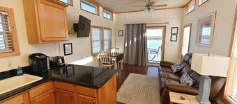 Rebel's Rest - A Romantic Getaway Houseboat w/ New Water Filtration System