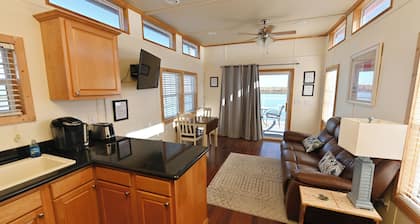 Rebel's Rest - A Romantic Getaway Houseboat w/ New Water Filtration System