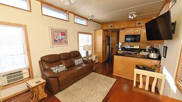 TV connectée, livres, espaces bureaux