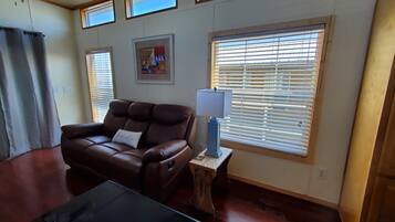 TV connectée, livres, espaces bureaux