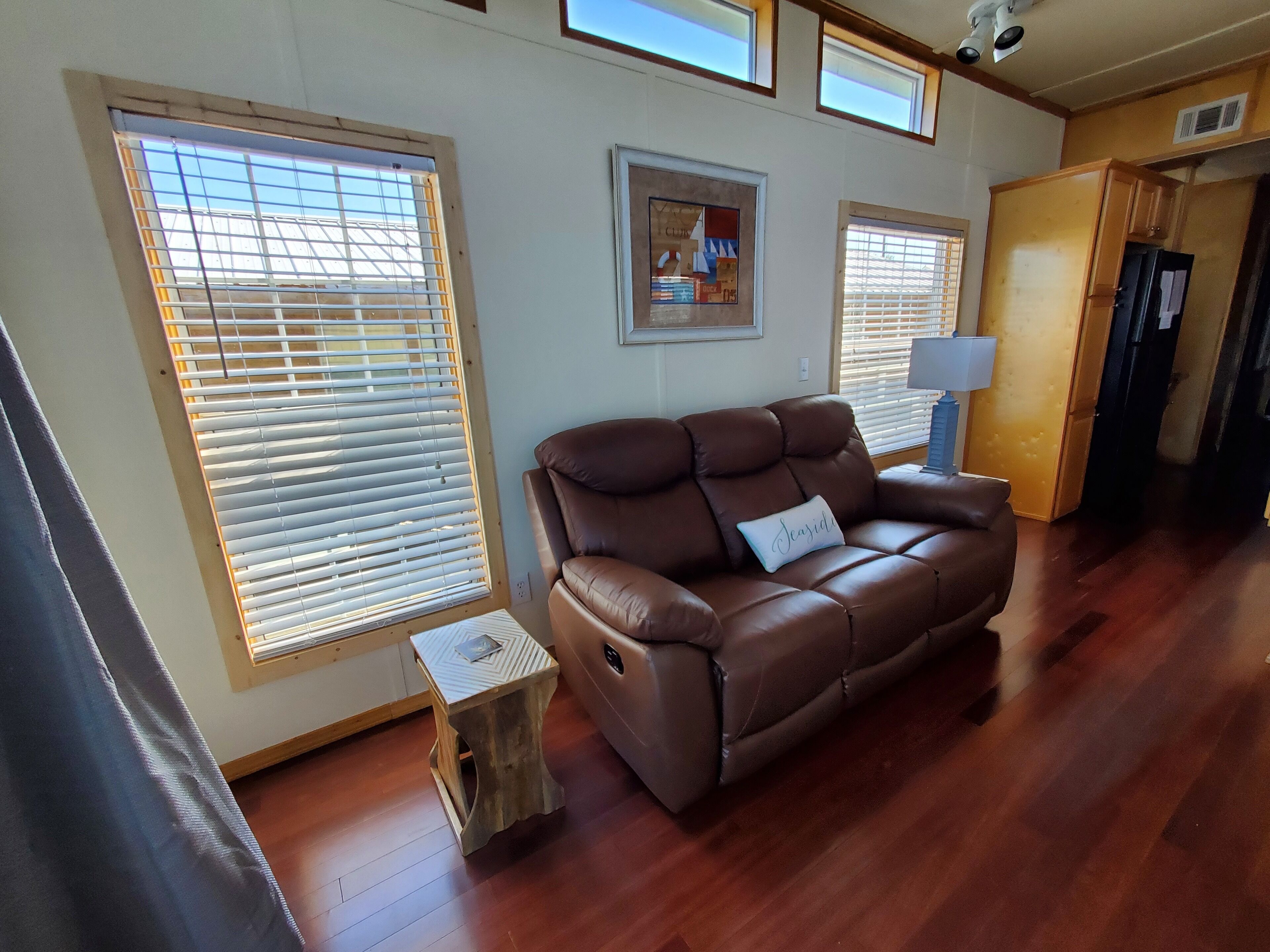 TV connectée, livres, espaces bureaux