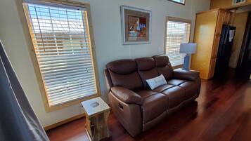 TV connectée, livres, espaces bureaux