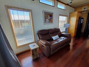 Smart TV, libros y oficina 